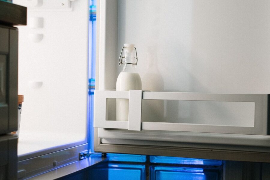 Checking refrigerator interior temperature and cooling vents