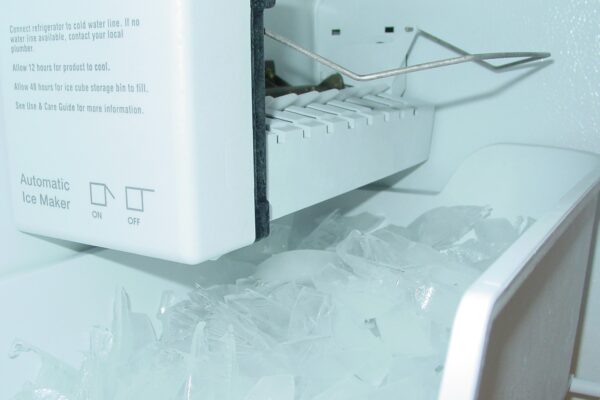 Refrigerator freezer compartment with an ice maker not making ice